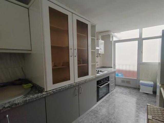 SE ALQUILA PISO POR HABITACIONES