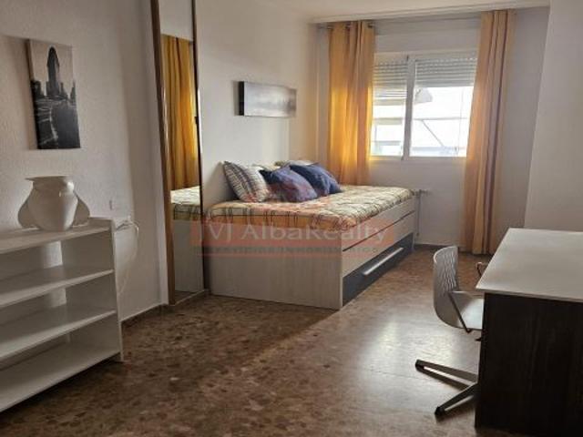 SE ALQUILA PISO PARA ESTUDIANTES ZONA CENTRO