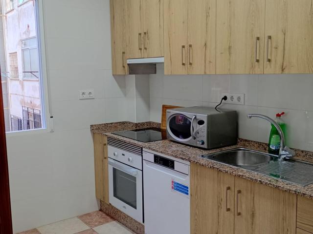 Se alquila piso para estudiantes con 4 dormitorios y 2 baños en zona Angel Bruna