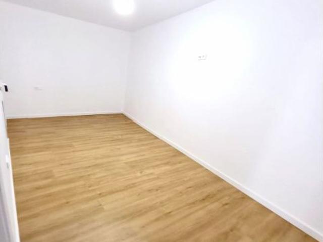 SE ALQUILA PISO PLANTA BAJA TOTALMENTE REFORMADO CONSTA DE 3 HABITACION, SIN MUEBLES