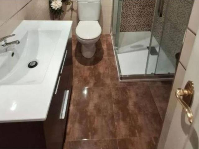 Se alquila piso zona Ventiuno