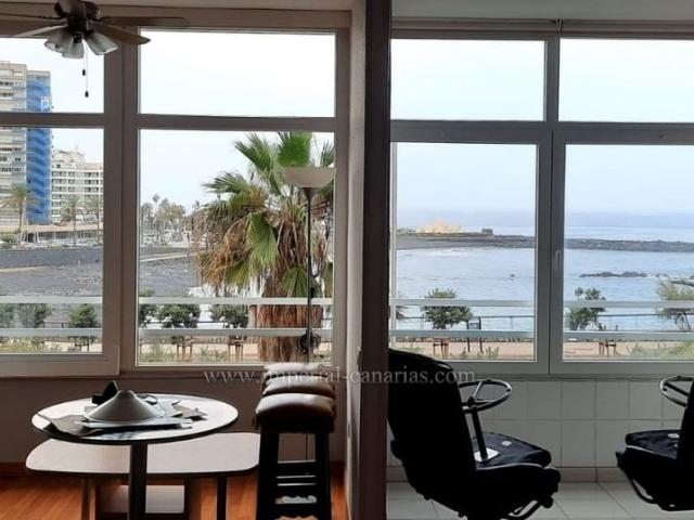 Se alquila por temporadas estudio amueblado. Piscina, solarium y wifi. Espectaculares vistas hacia la Playa de Martiánez