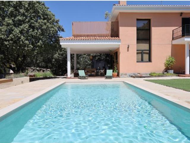 Se alquila precioso chalet amueblado con amplia parcela con jardín y piscina