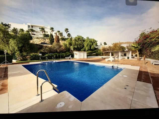 SE ALQUILA PRECIOSO Y COQUETO APARTAMENTO CON VISTAS AL MAR CON JARDIN Y PISCINA COMUNITARIA