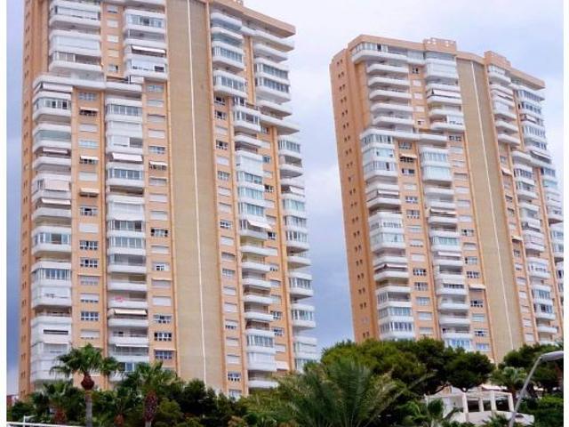 SE ALQUILA UN PISO EN LA PRIMERA LÍNEA DE PONIENTE, BENIDORM