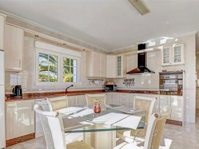 SE ALQUILA UNA VILLA EN ALTEA