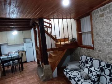 Se alquila vivienda de tres alturas en FRÍAS Burgos