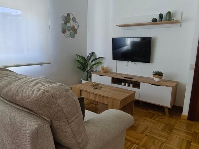 Se alquila vivienda de 4 habitaciones en Palamios, zona Rosalia de Castro