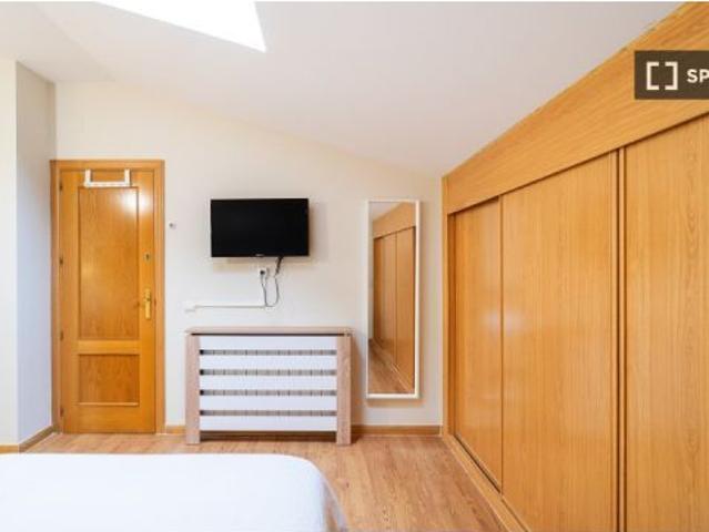 Se alquilan habitaciones en casa de 5 dormitorios en Sevilla La Nueva