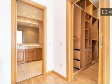 Se alquilan habitaciones en casa de 5 dormitorios en Sevilla La Nueva