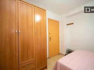 Se alquilan habitaciones en apartamento de 3 dormitorios en Gr.