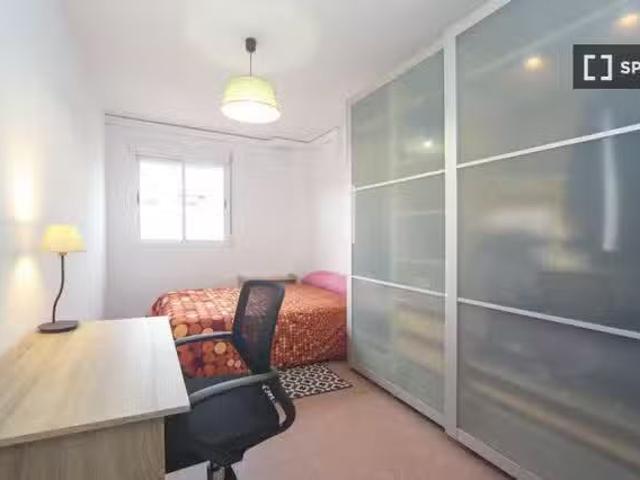 Se alquilan habitaciones en apartamento de 3 dormitorios en Gr.