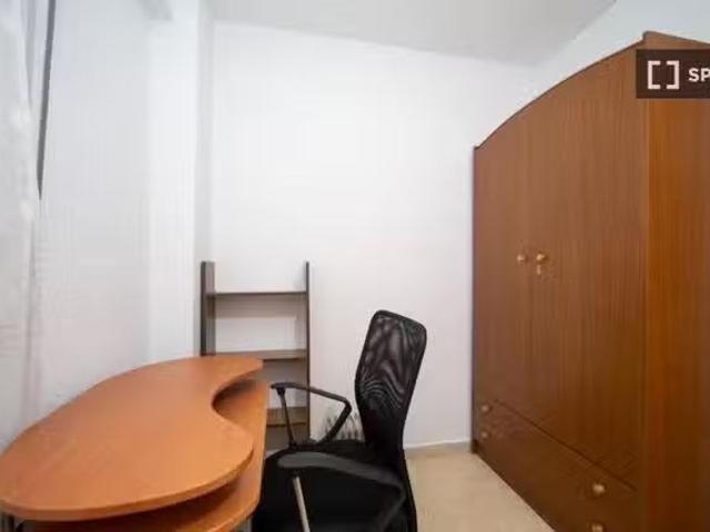 Se alquilan habitaciones en apartamento de 3 dormitorios en Gr.