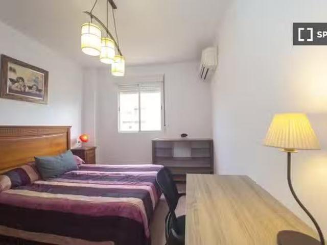 Se alquilan habitaciones en apartamento de 3 dormitorios en Gr.