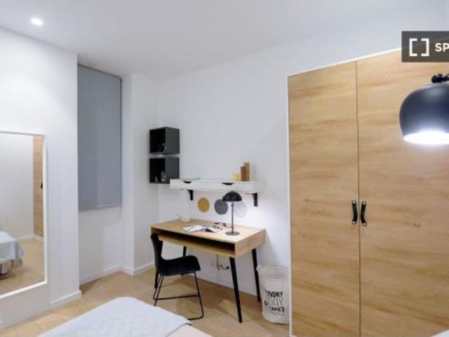 Se alquilan habitaciones en apartamento de 2 dormitorios en La Gran Via