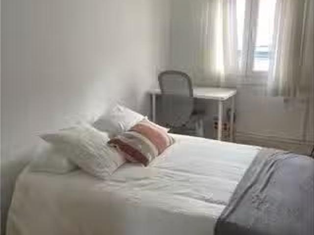 Se alquilan habitaciones en apartamento de 4 dormitorios en Bi.