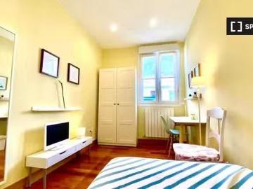 Se alquilan habitaciones en apartamento de 5 dormitorios en Bi.
