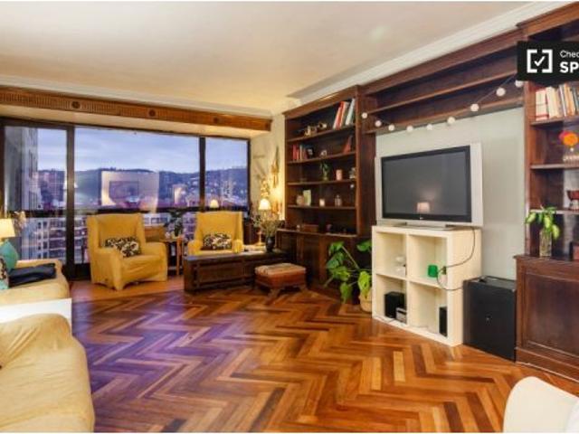 Se alquilan habitaciones en apartamento de 5 dormitorios en Bilbao