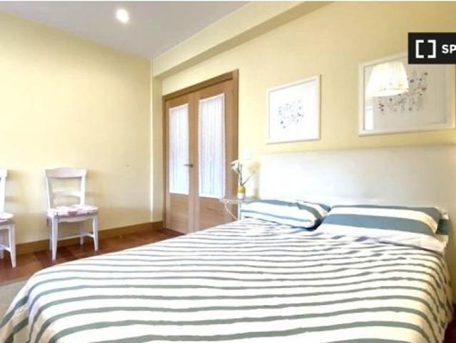 Se alquilan habitaciones en apartamento de 5 dormitorios en Bilbao