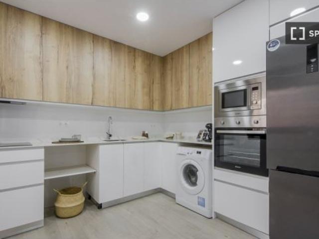 Se alquilan habitaciones en apartamento de 5 habitaciones en Latina