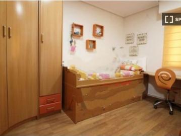 Se alquilan habitaciones en apartamento de 5 habitaciones en Pobles Del Sud