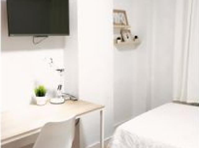 Se alquilan habitaciones en apartamento de 5 habitaciones en Parque De Juan De Austria