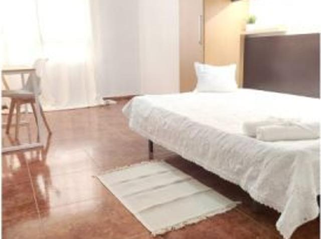 Se alquilan habitaciones en apartamento de 5 habitaciones en Parque De Juan De Austria