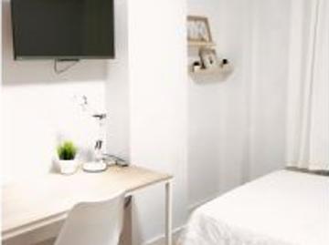 Se alquilan habitaciones en apartamento de 5 habitaciones en Parque De Juan De Austria
