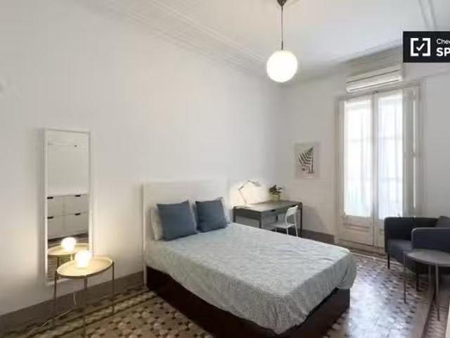 Se alquilan habitaciones en apartamento de 6 dormitorios en Ba.