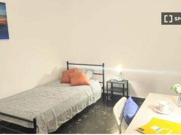 Se alquilan habitaciones en apartamento de 6 dormitorios en Extramurs