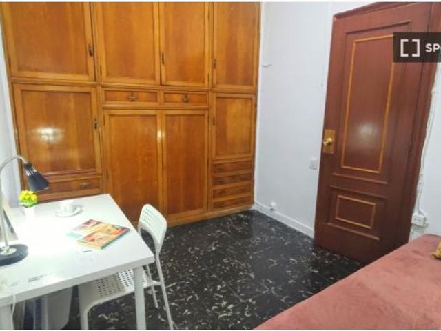 Se alquilan habitaciones en apartamento de 6 dormitorios en Extramurs