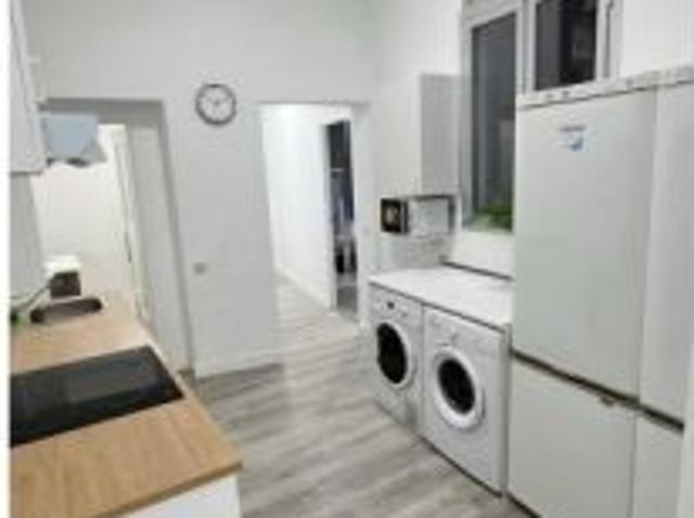 Se alquilan habitaciones en apartamento de 6 dormitorios en Malasaña