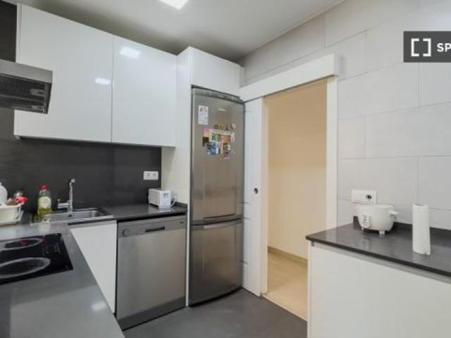 Se alquilan habitaciones en piso de 4 habitaciones en Les Corts