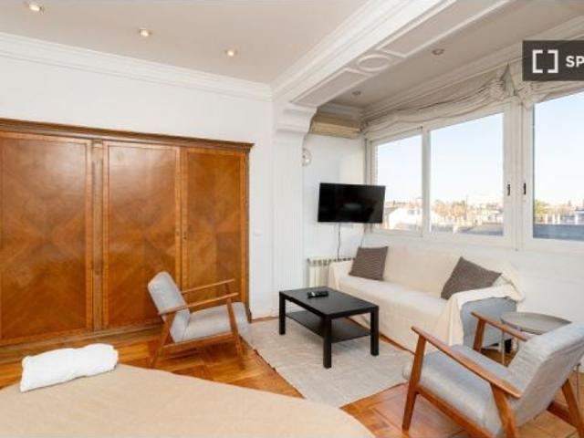 Se alquilan habitaciones en piso de 6 habitaciones en Chamartín