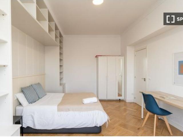 Se alquilan habitaciones en piso de 6 habitaciones en Chamartín