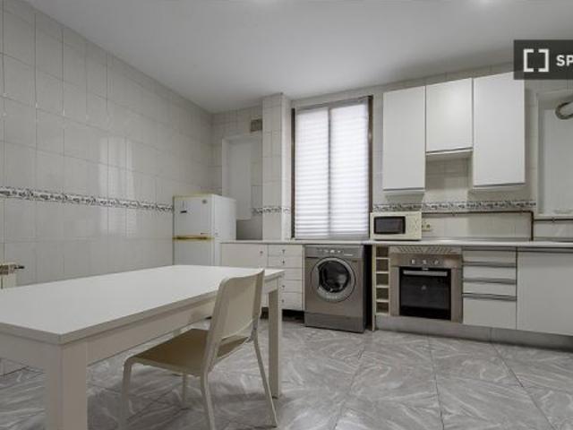 Se alquilan habitaciones en piso de 7 habitaciones en La Guindalera