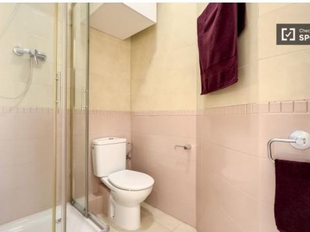Se alquilan habitaciones en piso de 8 habitaciones en El Raval