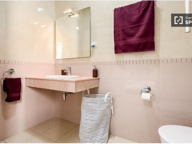 Se alquilan habitaciones en piso de 8 habitaciones en El Raval