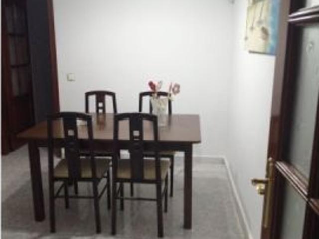 Se alquilan habitaciones en piso de 3 habitaciones en Poligono Sur