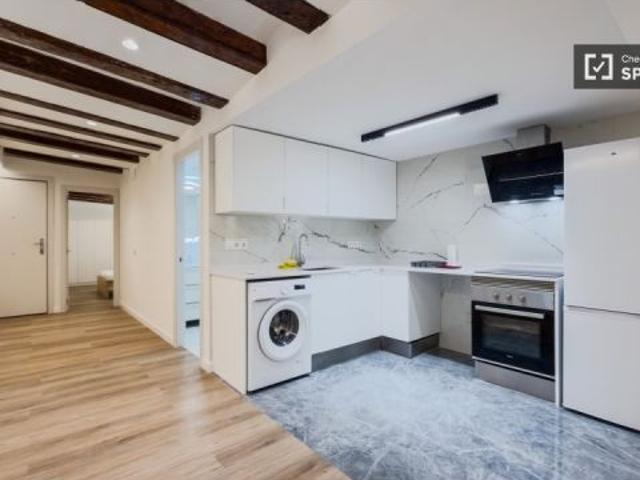 Se alquilan habitaciones en un apartamento de 3 dormitorios en Ciutat Vella