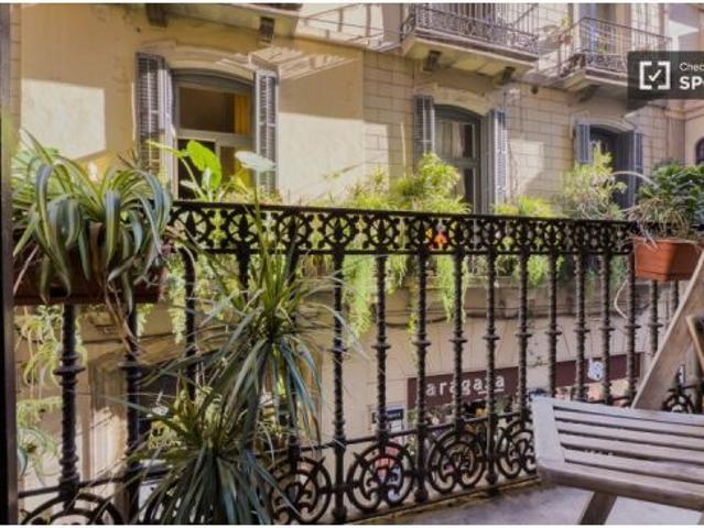 Se alquilan habitaciones en un apartamento de 3 dormitorios en Ciutat Vella