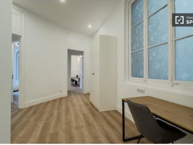 Se alquilan habitaciones en un apartamento de 3 dormitorios en L' Eixample