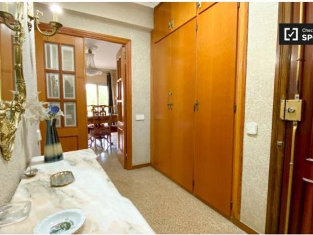 Se alquilan habitaciones en un apartamento de 4 dormitorios en Algirós