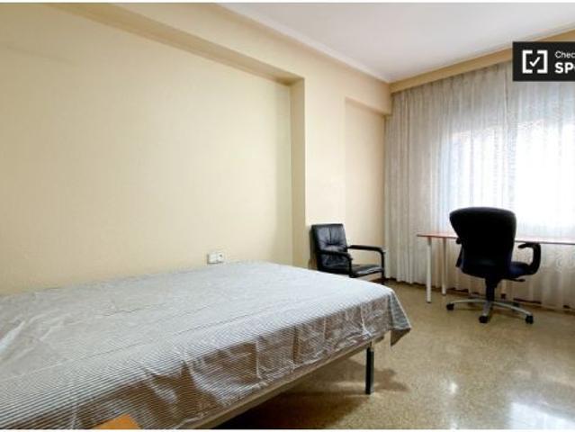 Se alquilan habitaciones en un apartamento de 4 dormitorios en Algirós