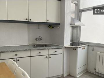 Se alquilan habitaciones en un apartamento de 4 dormitorios en Centro