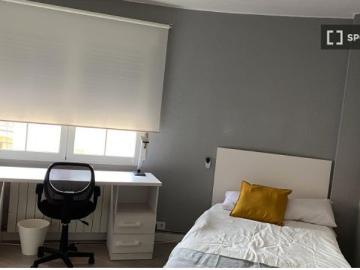 Se alquilan habitaciones en un apartamento de 4 dormitorios en Centro