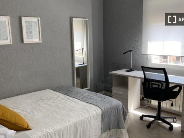 Se alquilan habitaciones en un apartamento de 4 dormitorios en Centro