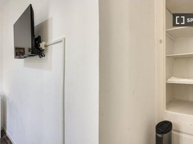 Se alquilan habitaciones en un apartamento de 4 dormitorios en Ciutat Vella