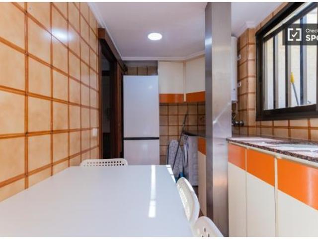 Se alquilan habitaciones en un apartamento de 4 dormitorios en Ciutat Vella