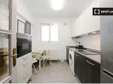 Se alquilan habitaciones en un apartamento de 4 dormitorios en Deusto, Bilbao